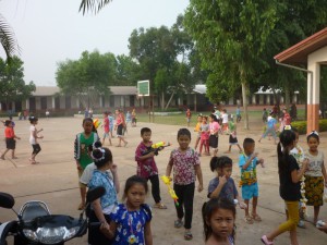 Schüler in Ban Sikeud an Pi Mai Lao: Viele Menschen tragen an diesen Tagen knallbunte Sachen und vor allem die Kinder haben Spaß an den Wasserschlachten, was bei konstanten 35 Grad am Ende der Trockenzeit aber auch sehr wohltuend ist