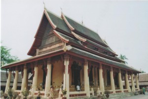 Wat Ho Pha Keo in Vientiane: Im 16. Jahrhundert erbaut, mehrmals beschädigt und in den 1930-er Jahren wieder renoviert gilt er als einer der schönsten, da ursprünglichsten Tempel in Laos