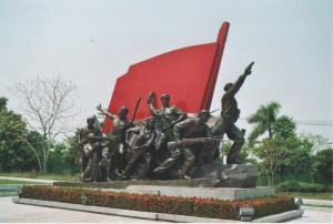 Den kommunistischen „Charme“ des Landes kann man am besten in den Museen der Hauptstadt betrachten, wie hier im Lao People's Army Museum, oder im Lao Revolutionary Museum. Ist im Alltäglichen kaum noch etwas vom Realsozialismus zu spüren, findet sich hier alles, was an UdSSR und Co. erinnert.