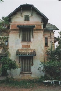 In Vientiane finden sich noch einige Gebäude aus der französischen Kolonialzeit, die teilweise renoviert wurden und jetzt als Hotels genutzt werden, oder wie hier sich in einem Charme des Verfalls präsentieren.